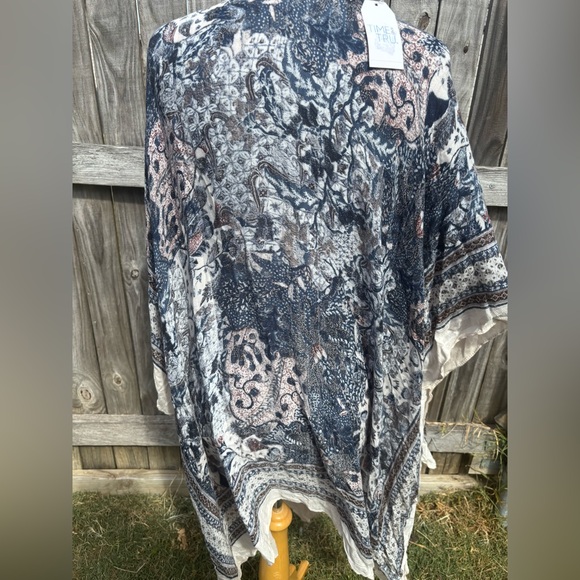 💝7 for $21 / Blue and Cream Floral Cover Up with Flare Sleeves - Picture 8 of 16